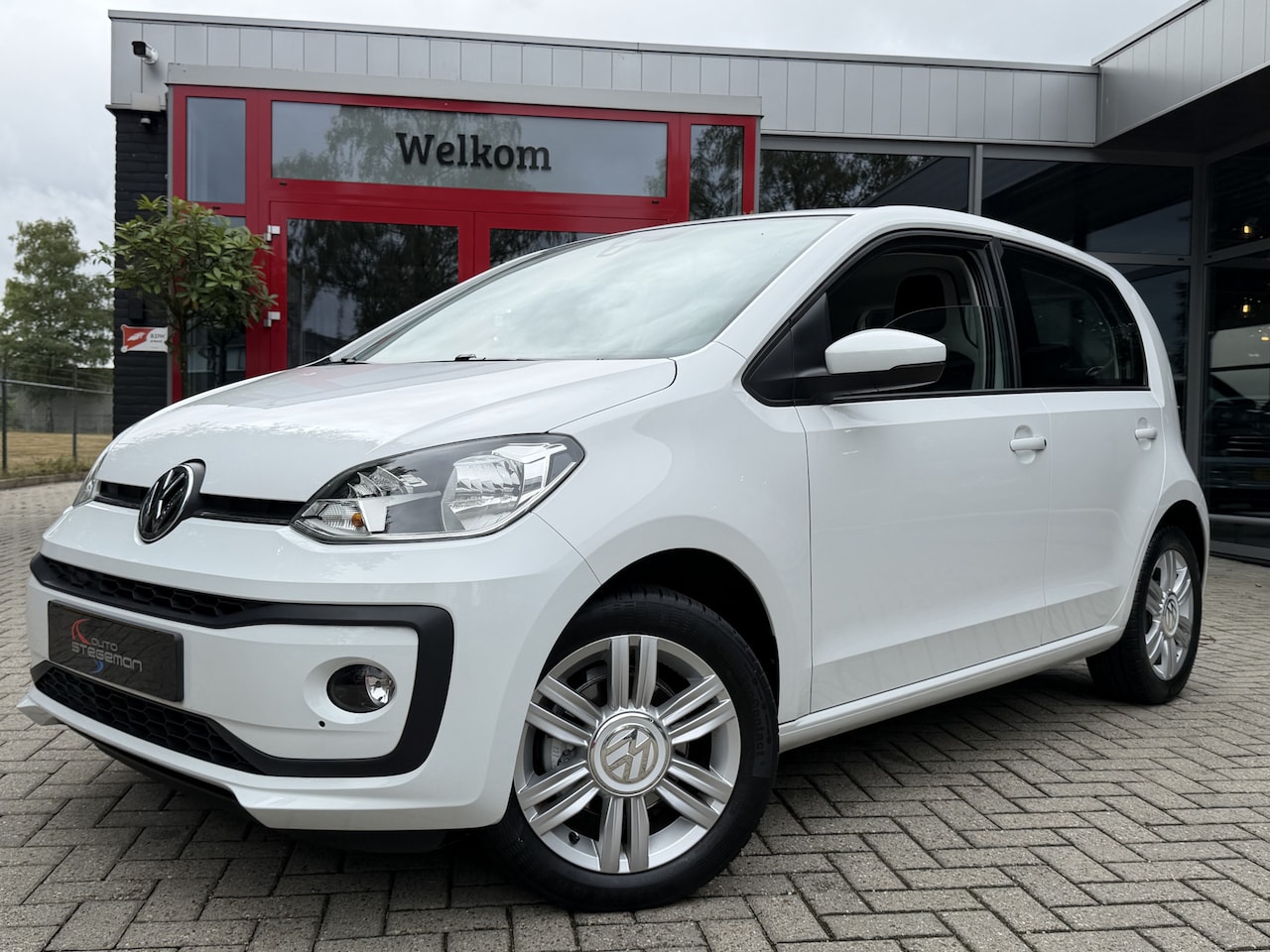 Volkswagen Up! - 1.0 5DRS *!* HIGH UP *!* NAVI/ CRUISE/ LMV/ MF STUUR *!* - AutoWereld.nl