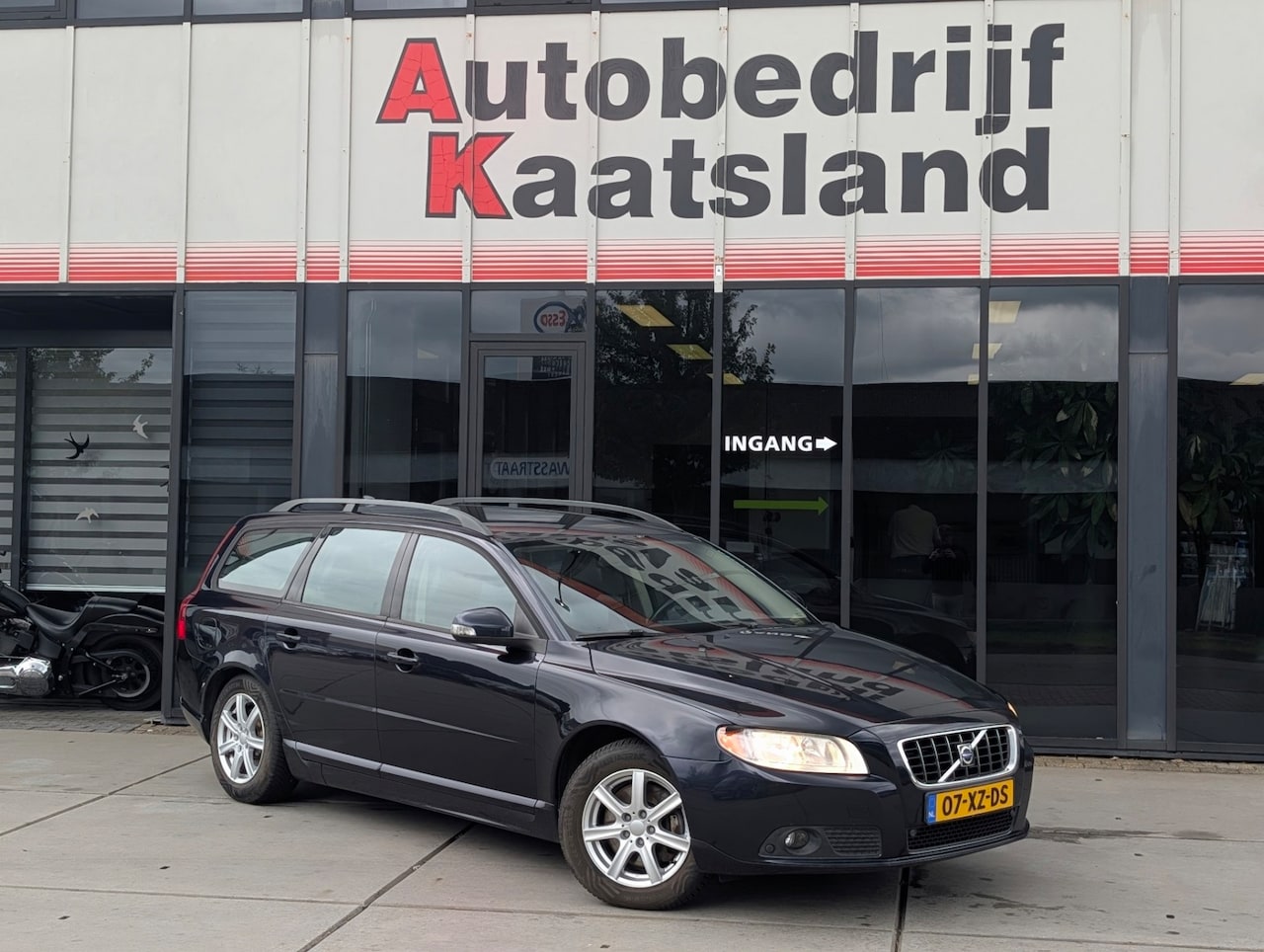 Volvo V70 - 2.4 D5 Momentum - Clima - Cruise - Navi- - AutoWereld.nl