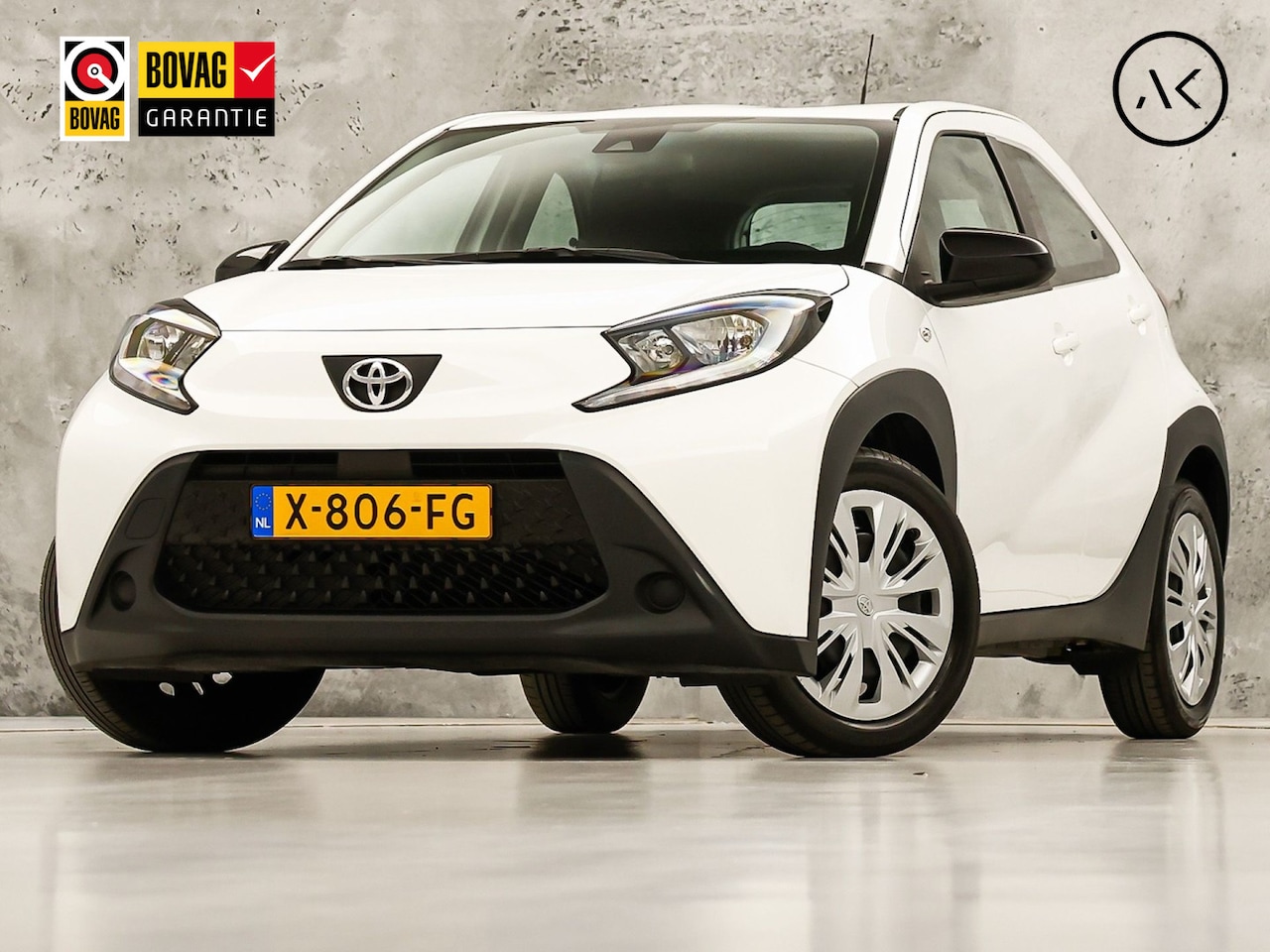 Toyota Aygo - 1.0 VVT-i MT Play (APPLE CARPLAY, NAVIGATIE, ADAPTIVE CRUISE, SPORTSTOELEN, LANE ASSIST, C - AutoWereld.nl
