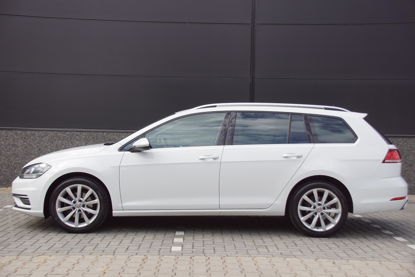 Volkswagen Golf Variant - 1.0 TSI Highline CAMERA | CARPLAY | 17INCH | SPORT STOELEN - AutoWereld.nl