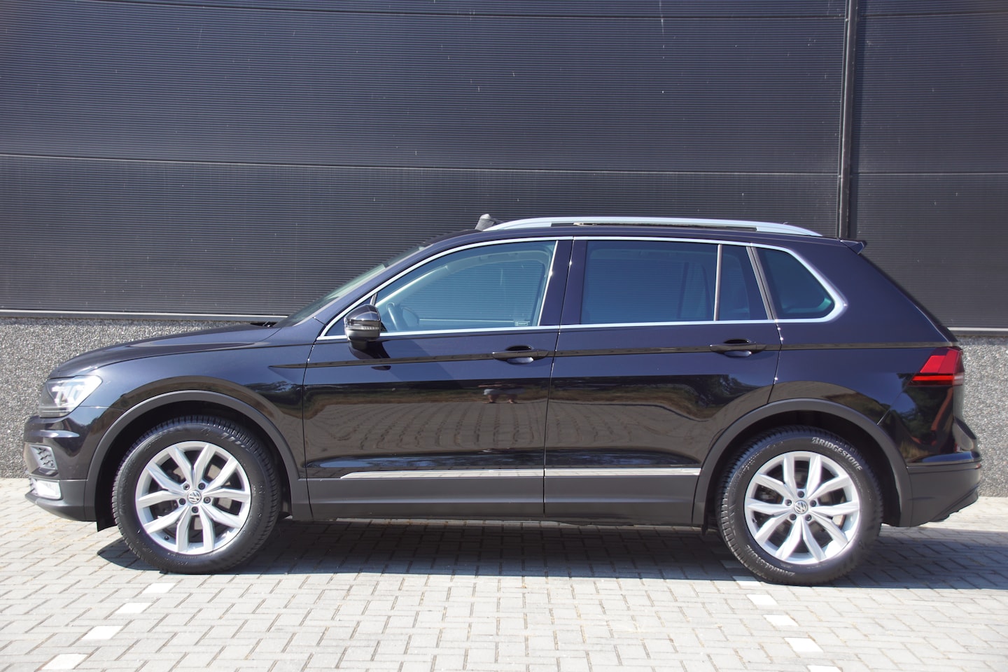 Volkswagen Tiguan - 1.4 TSI Connected Series PANORAMA | TREKHAAK | LED | APPLE CARPLAY - AutoWereld.nl