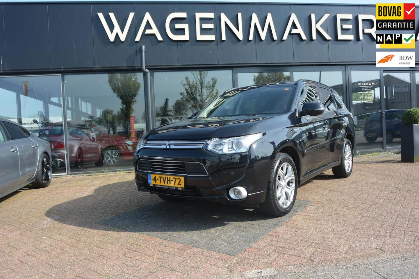 Mitsubishi Outlander - 2.0 PHEV Instyle Camera|Cruise|NAV|Leder| - AutoWereld.nl
