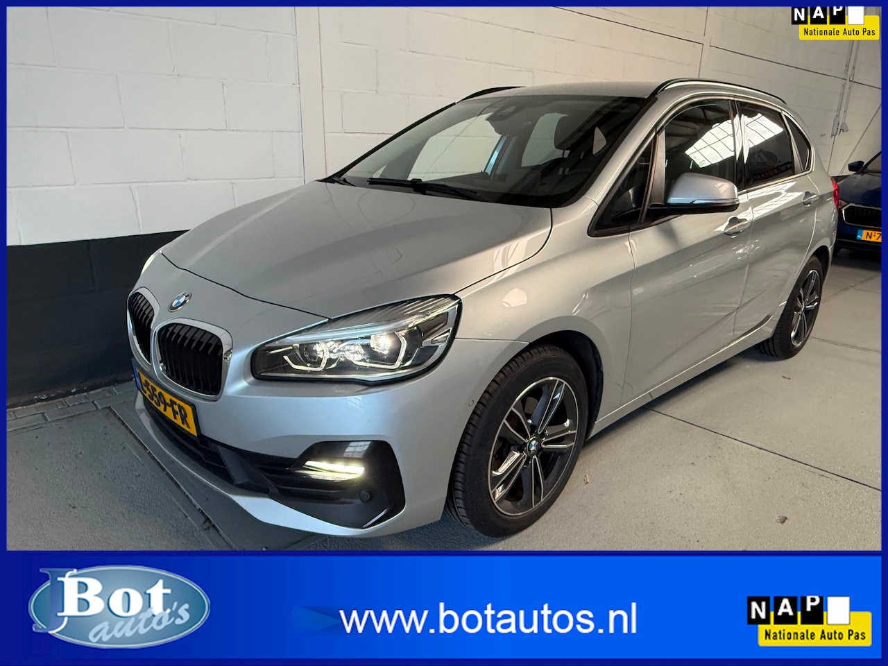 BMW 2-serie Active Tourer - 218i Executive Edition / AUTOMAAT / NAVIGATIE / TREKHAAK / HALF LEDER / HOGE ZIT / CRUISE - AutoWereld.nl