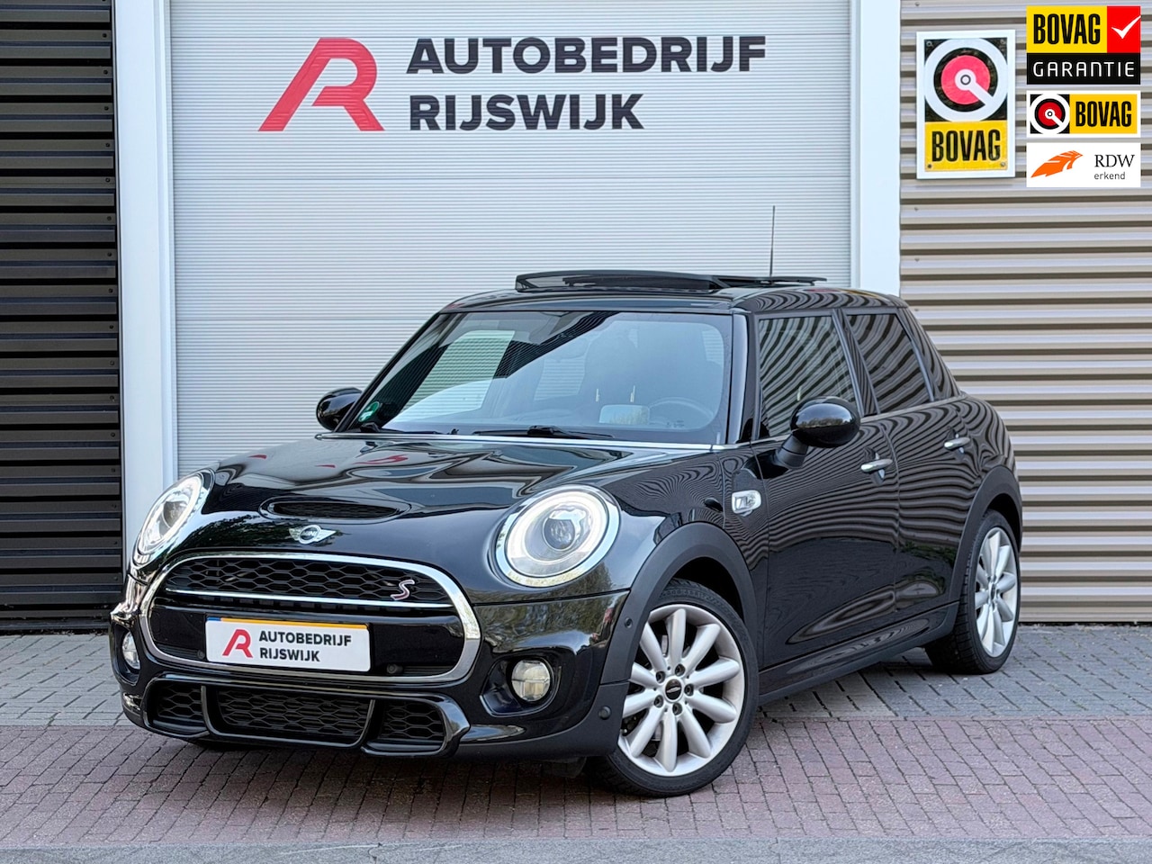 MINI 5-Deurs - 2.0 Cooper S Chili Serious Business H&K/Pano/Camera - AutoWereld.nl
