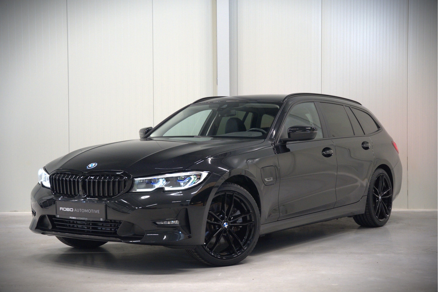BMW 3-serie Touring - 320e Business Edition Plus | Stoelverwarming | Cruise Control | Apple Carplay | Navigatie - AutoWereld.nl
