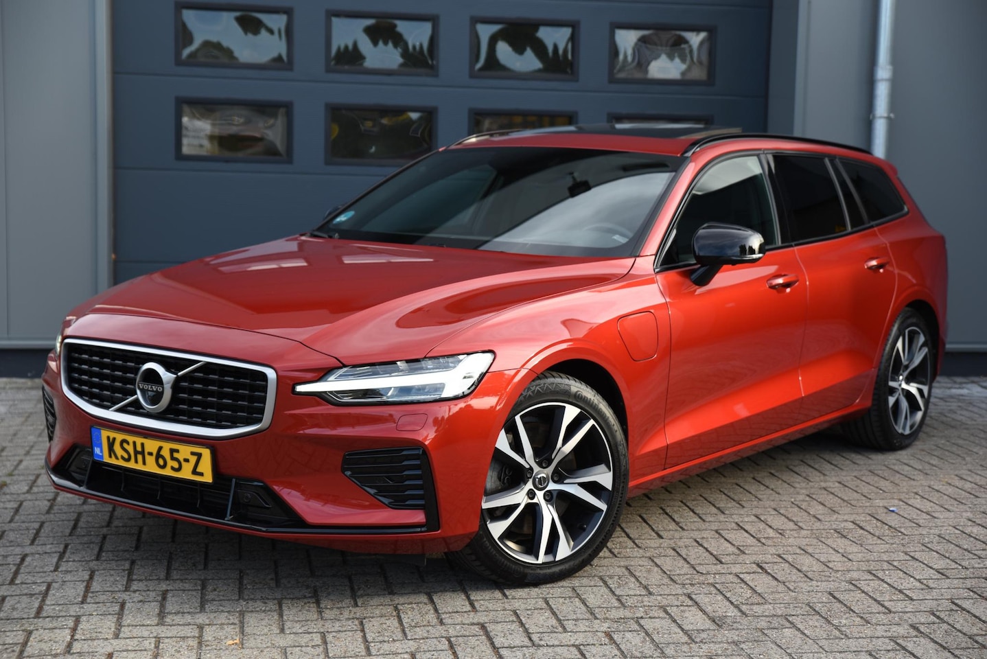 Volvo V60 - 2.0 T6 Twin Engine AWD R-Design PANO - TREKHAAK - HEAD UP - AutoWereld.nl