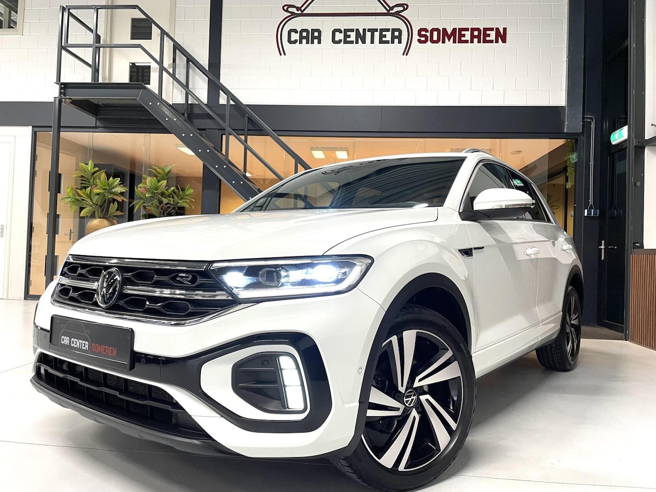 Volkswagen T-Roc - 1.5 TSI R-Line/ Camera/ Massage/ IQ LED/ 18''LMV/ CarPlay - AutoWereld.nl