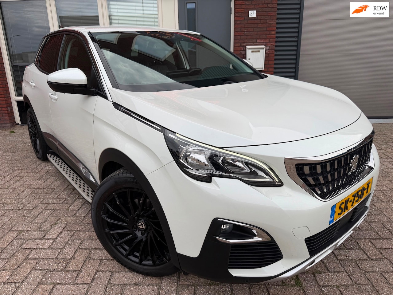 Peugeot 3008 - 1.2 PureTech Blue Lease Premium / Navi / Camera / Leder / PDC / DAB - AutoWereld.nl