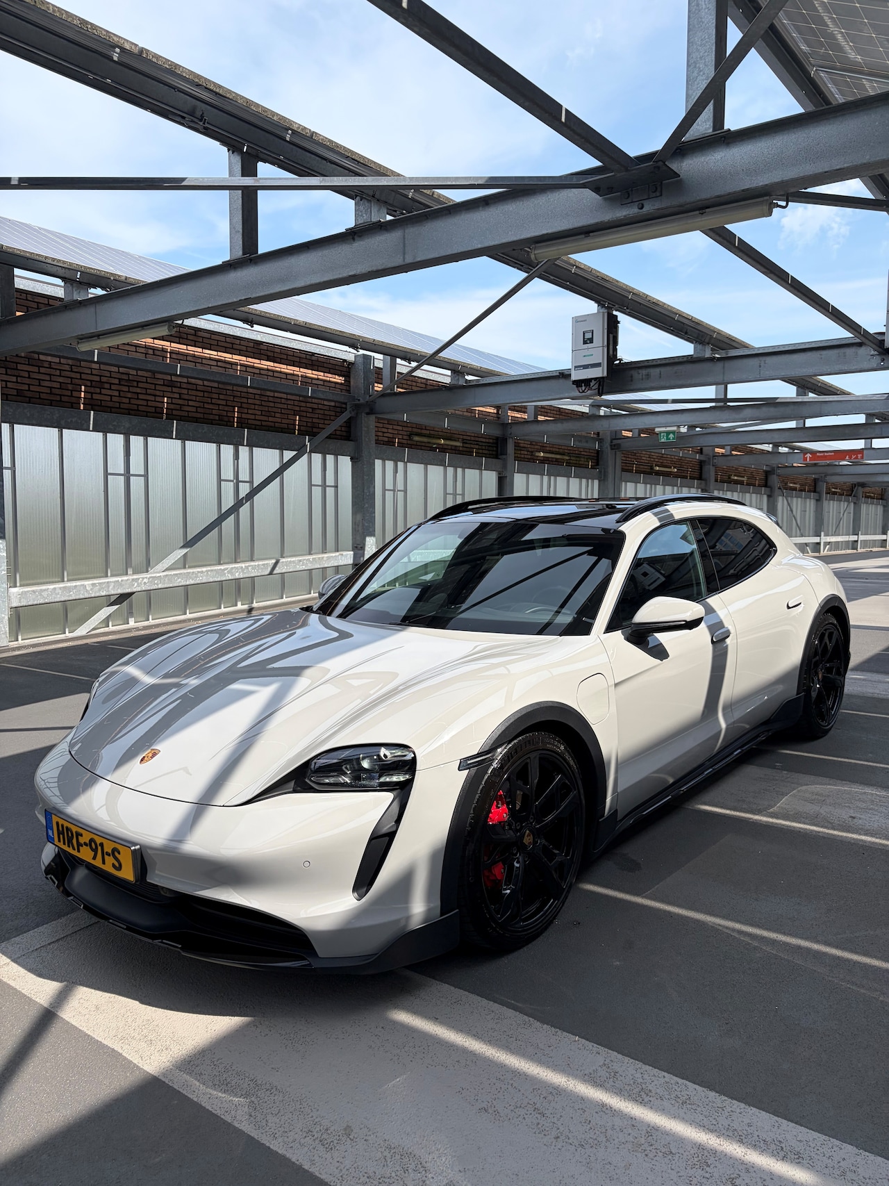 Porsche Taycan Cross Turismo - 4S 93 kWh Porsche Taycan Cross Turismo 4S / krijt grijs / SOH 93% - AutoWereld.nl