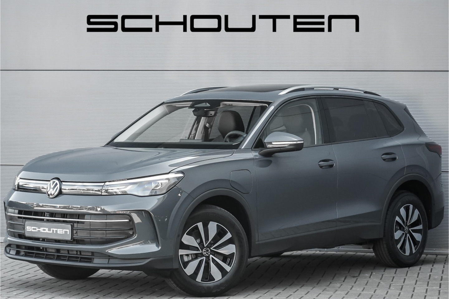 Volkswagen Tiguan - 1.5 eHybrid 30 Year Ed Style Pano IQ Winterpack 360° Elek Trekhaak ACC - AutoWereld.nl