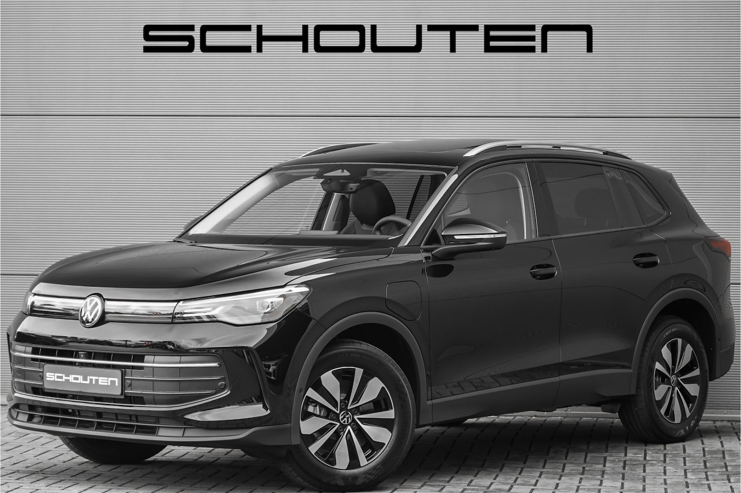 Volkswagen Tiguan - 1.5 eHybrid 30 Year Ed Style Pano IQ Winterpack 360° Elek Trekhaak ACC - AutoWereld.nl
