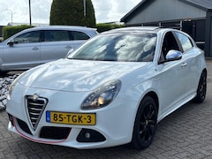 Alfa Romeo Giulietta - 1.4 Turbo Benzine Automaat Wit Panoramadak Sport