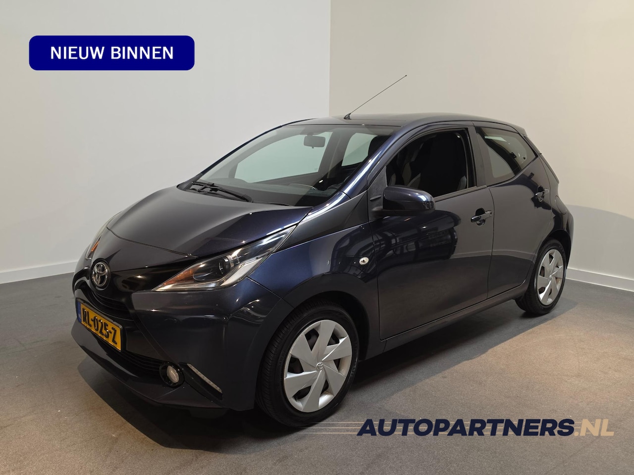 Toyota Aygo - 1.0 VVT-i x-play - Airco - Achteruitrijcamera - AutoWereld.nl