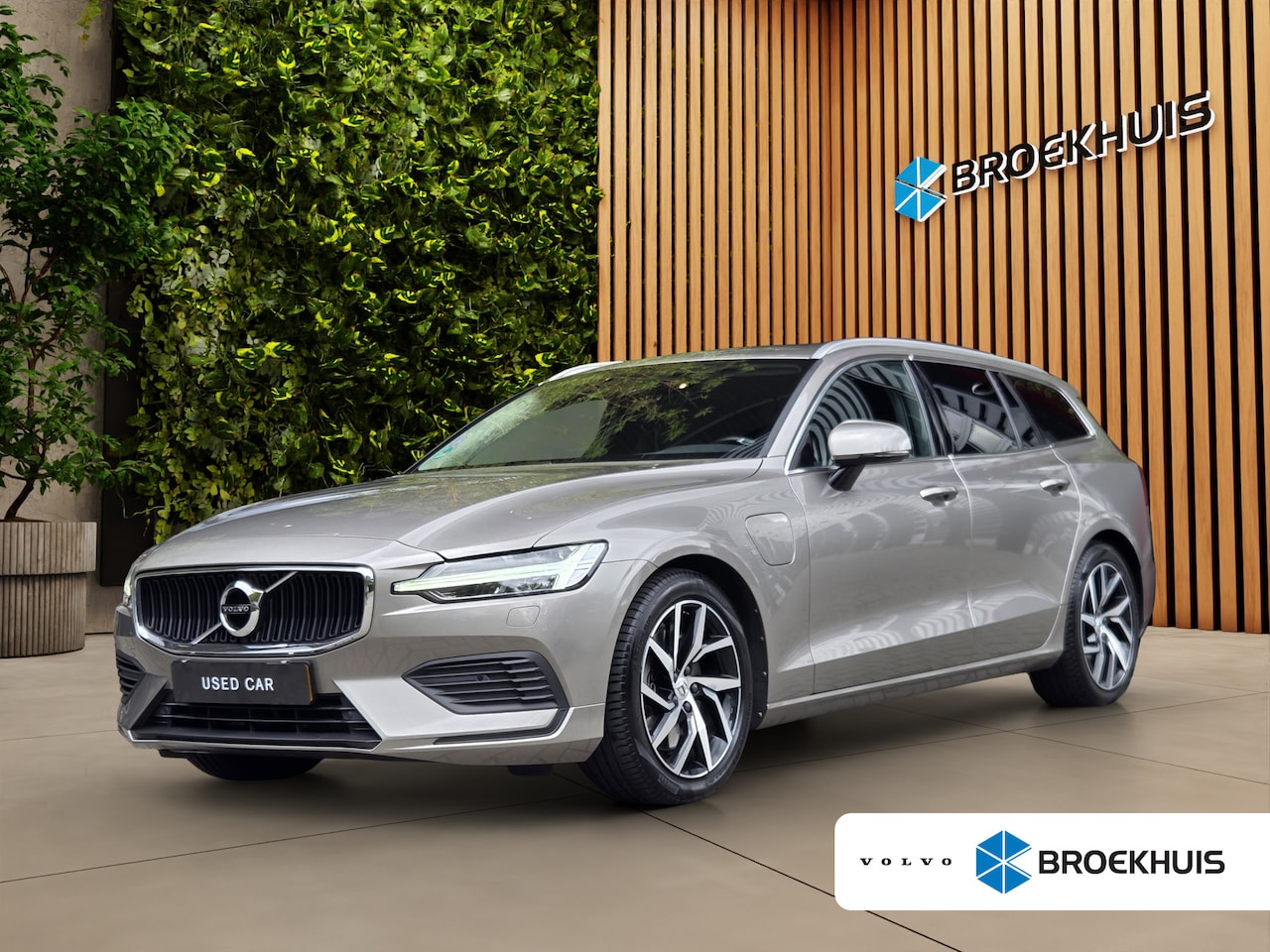Volvo V60 - 2.0 T6 Twin Engine AWD Momentum Pro | Trekhaak | Camera | Harman/Kardon | Adaptive Cruise - AutoWereld.nl