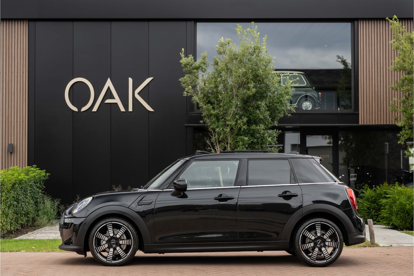 MINI 5-Deurs - 1.5 Cooper Aut. | Navi | Panorama | Chester Leder | Camera | Head-Up | 17"LM | MIdnight Bl - AutoWereld.nl