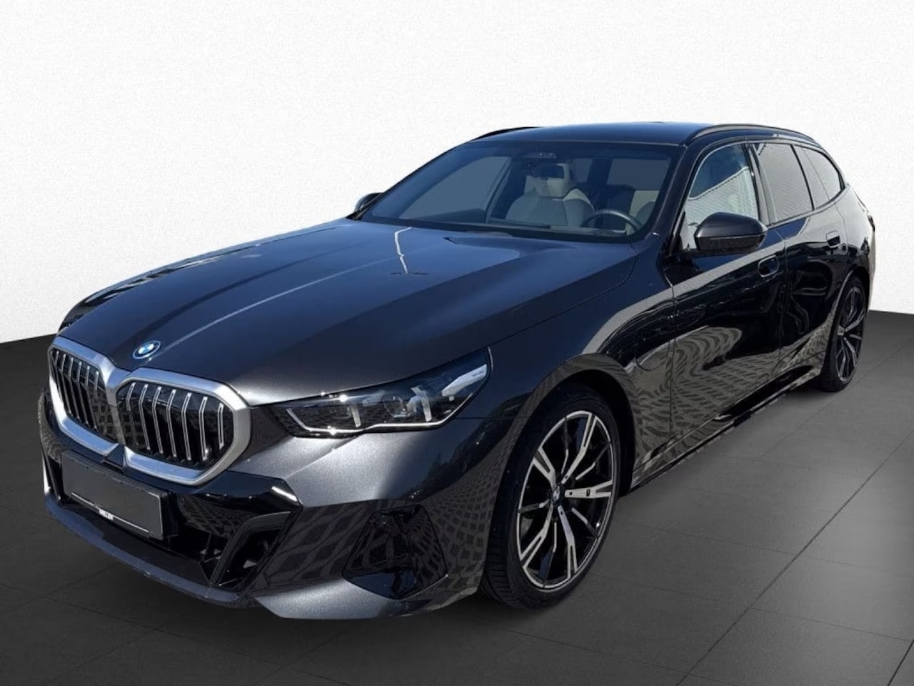 BMW 5-serie Touring - 550e xDrive M-SPORT ** PANORAMA, IVORY LEDER, TREKH, 20-inch LMV, ADAPT. CRUISE ** 1e EIG - AutoWereld.nl