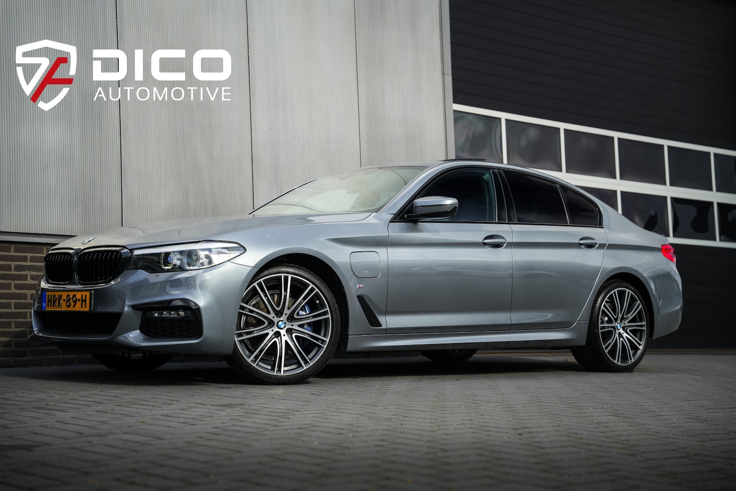 BMW 5-serie - 530e 252 PK iPerformance High Executive M-Sportpakket / 97% SOH/ Schuifdak/ Sport-Stoelen/ - AutoWereld.nl