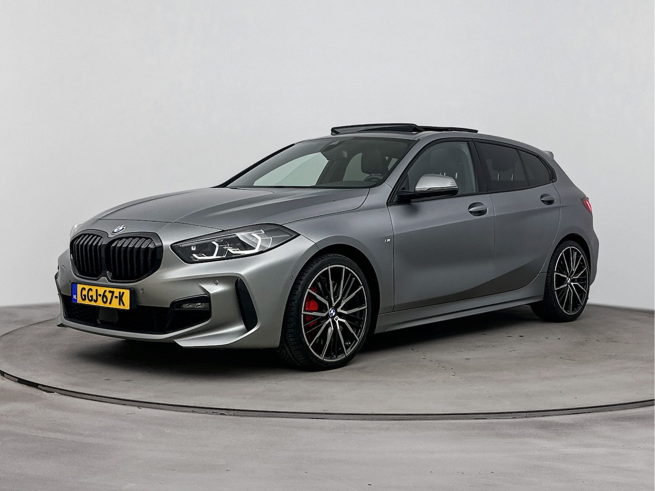 BMW 1-serie - 118i M Sport Automaat / Panoramadak / Sportstoelen / Achteruitrijcamera / Comfort Access / - AutoWereld.nl