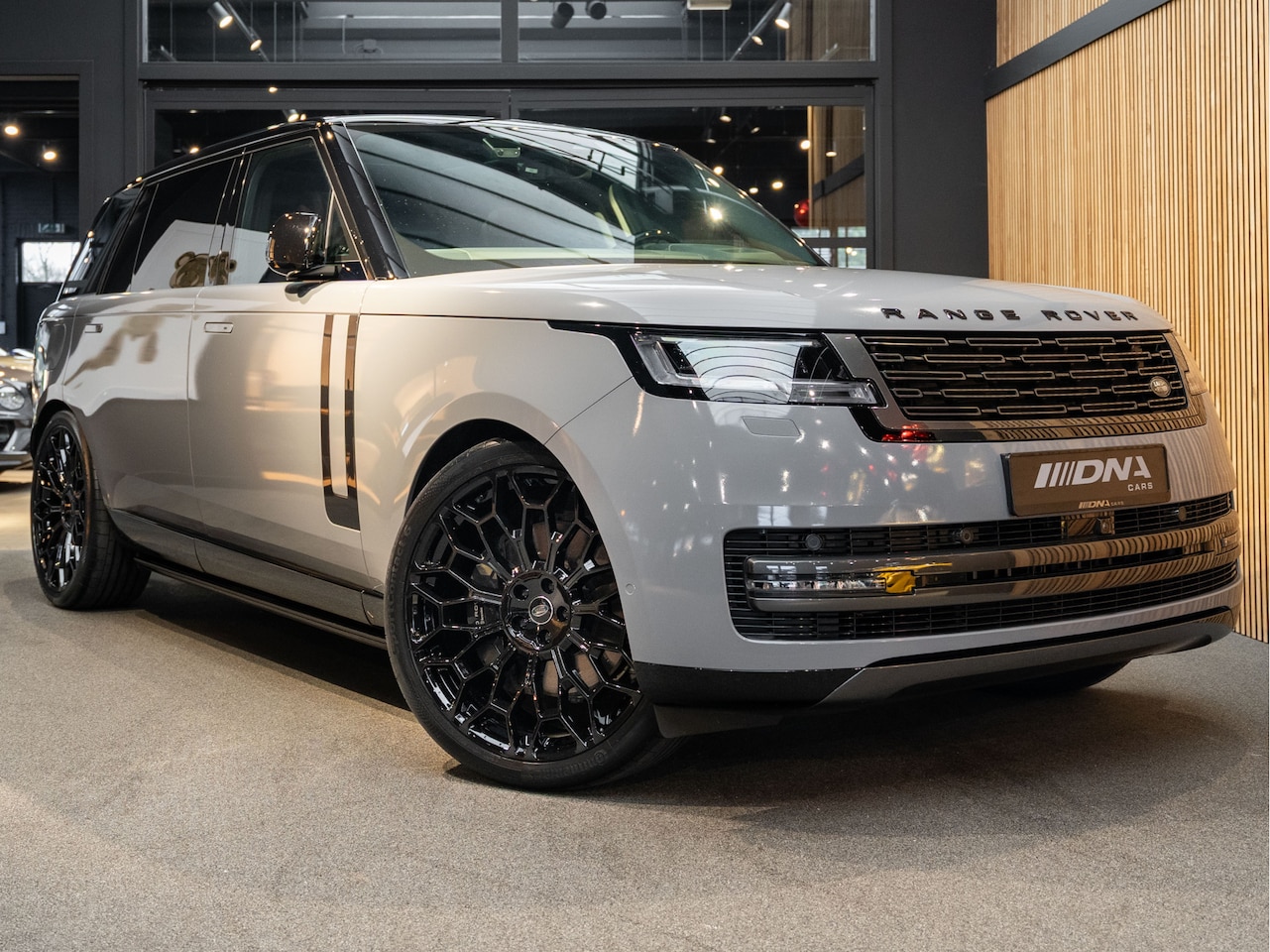 Land Rover Range Rover - P460e LWB Koelbox Entertainment 3.0 P460e LWB Autobiography PHEV - AutoWereld.nl