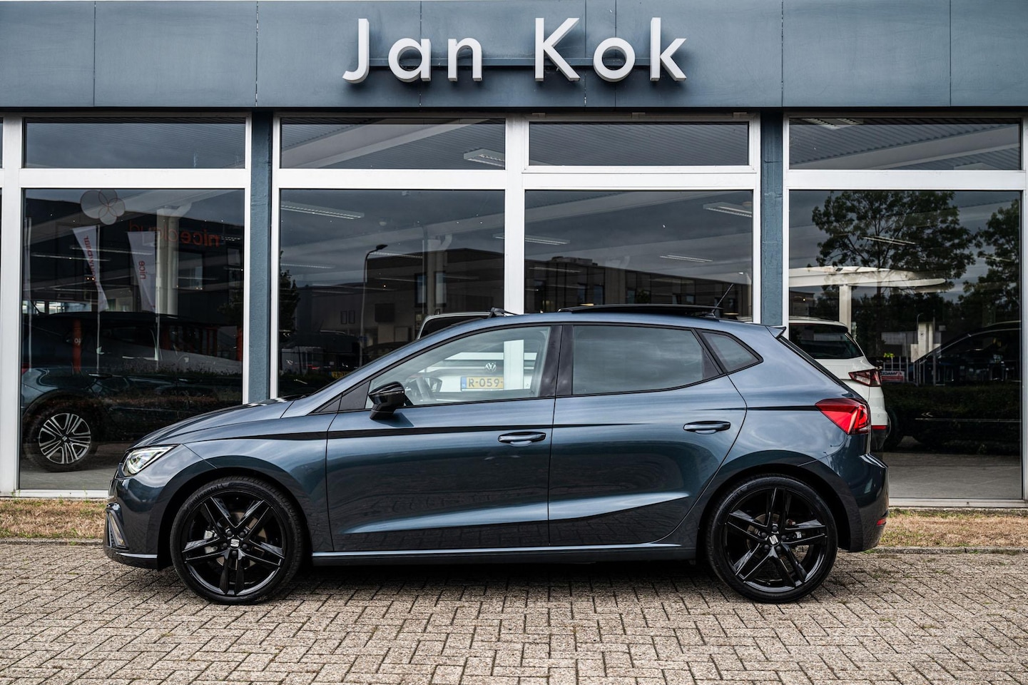 SEAT Ibiza - 1.0 TSi 115pk FR Business Connect | Panoramadak | Alcantara | Keyless - AutoWereld.nl