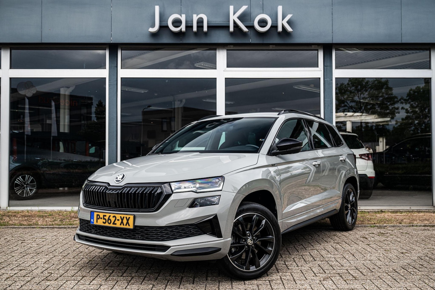 Skoda Karoq - 1.5 TSi 150pk DSG-7 Sportline Business Stoelverwarming | Camera | Parkeersensoren - AutoWereld.nl