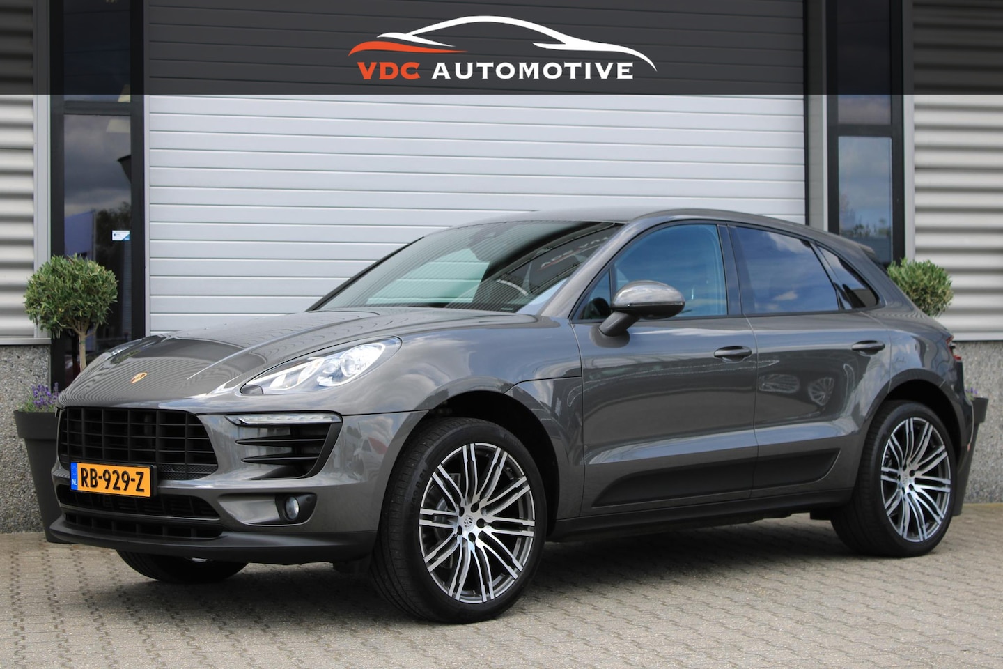 Porsche Macan - 2.0 21" Turbo | Memory | Camera | Leder | 14 Weg Comfortstoelen | Agaatgrijs | Volledig On - AutoWereld.nl