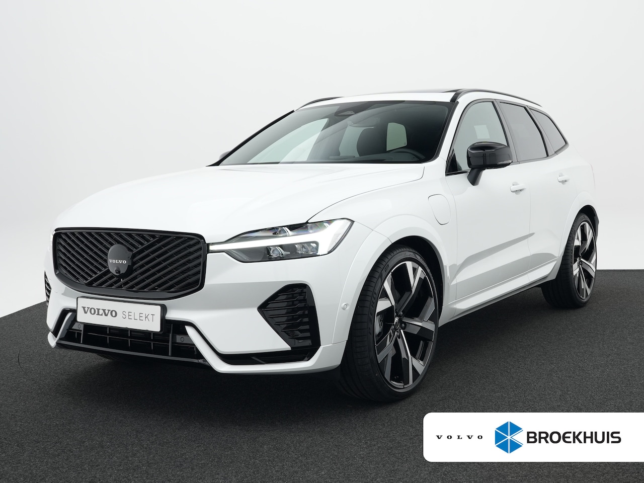 Volvo XC60 - T6 Recharge AWD Plus Black Edition | Luchtvering | Premium Pack | Head-Up | Panoramadak | - AutoWereld.nl