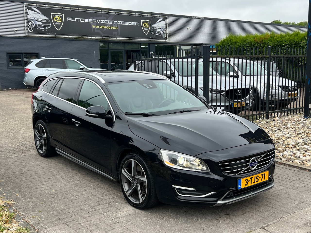 Volvo V60 - 2.4 D6 AWD Plug-In Hybrid Summum # Trekhaak # Pano # Xenon # Camera. - AutoWereld.nl