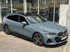 BMW 5-serie Touring - 550e xDrive M-SPORT * PANORAMA, BRUIN LEDER, TREKH, 20-inch LMV, ADAPT. CRUISE * 1e EIG