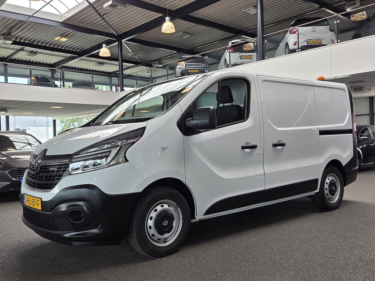 Renault Trafic - 2.0 dCi 120 T29 L1H1 Comfort 2.0 dCi 120 T29 L1H1 Comfort, 2x schuifdeur, Carplay, Trekhaak, PDC, DAB, Etc. - AutoWereld.nl