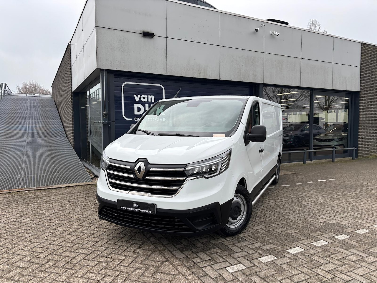 Renault Trafic - T30 L2H1 150PK AUTOMAAT RED EDITION LED AIRCO CRUISE CONTROL CAMERA NAVIGATIE CARPLAY TREK - AutoWereld.nl