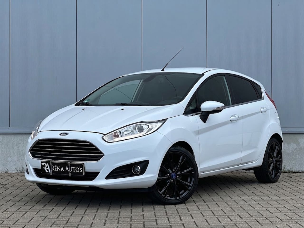 Ford Fiesta - 1.0 Titanium |Distri VV | Stoelverw | LED | Nwe Apk - AutoWereld.nl