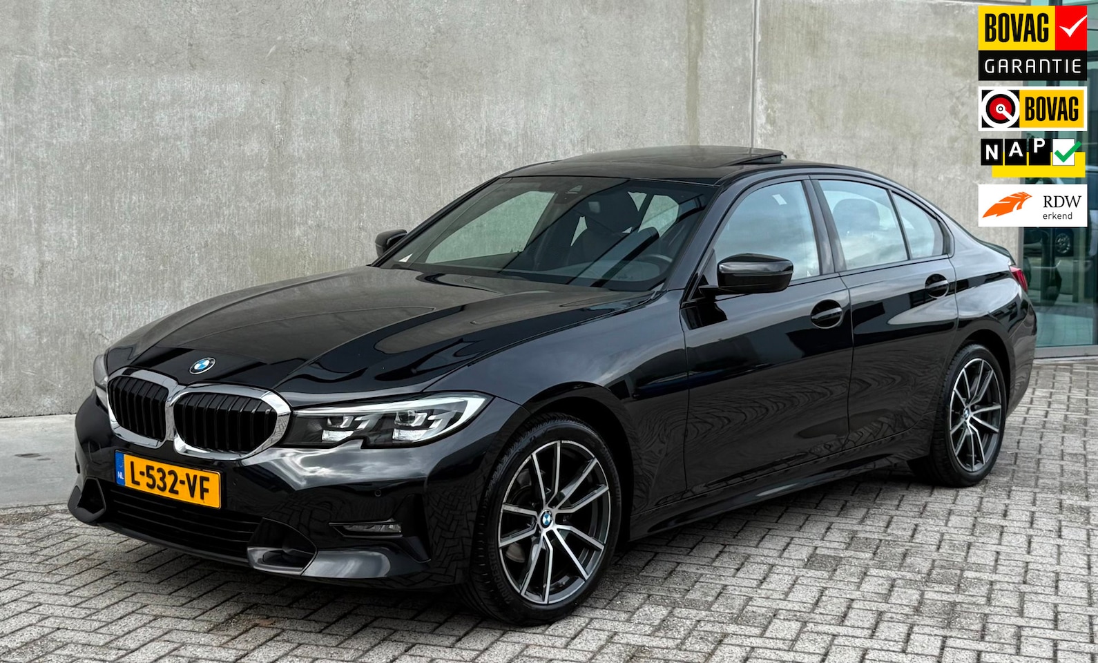 BMW 3-serie - 318i Executive Edition 2021 Zwart NAP|PANO|LED - AutoWereld.nl