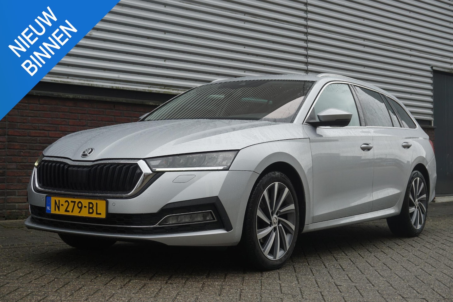 Skoda Octavia Combi - 1.0 e-TSI Bus.Edition Plus/Camera/Trekhaak/ Memorystoel verwarmd. - AutoWereld.nl