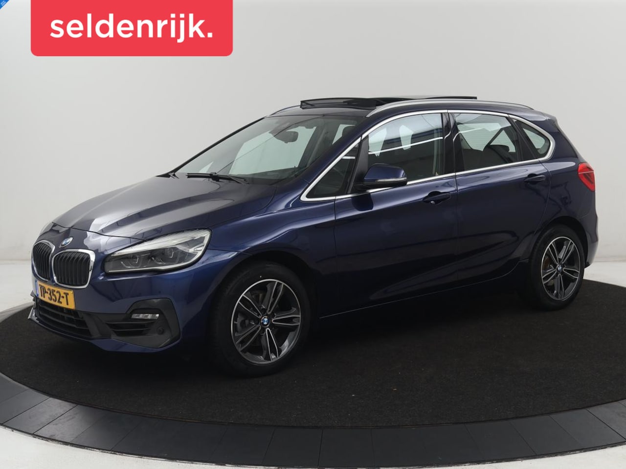 BMW 2-serie Active Tourer - 218i Executive | Panoramadak | Cruise control | Climate control | Park assist | Navigatie - AutoWereld.nl