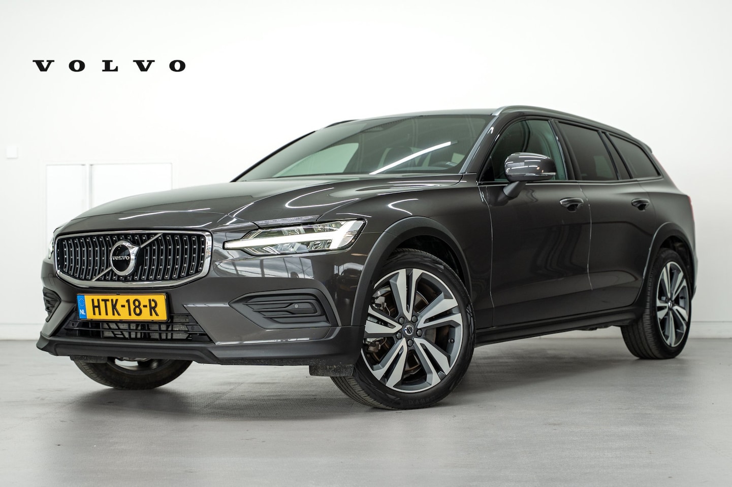 Volvo V60 Cross Country - V60 B5 250PK Plus Bright Cross Country | Trekhaak | Adap cruise | Getint Glas | 19'' | Sto - AutoWereld.nl