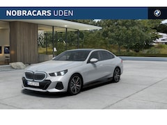 BMW 5-serie - 530e M Sport Automaat / Panoramadak / Adaptieve LED / Achteruitrijcamera / Stoelventilatie