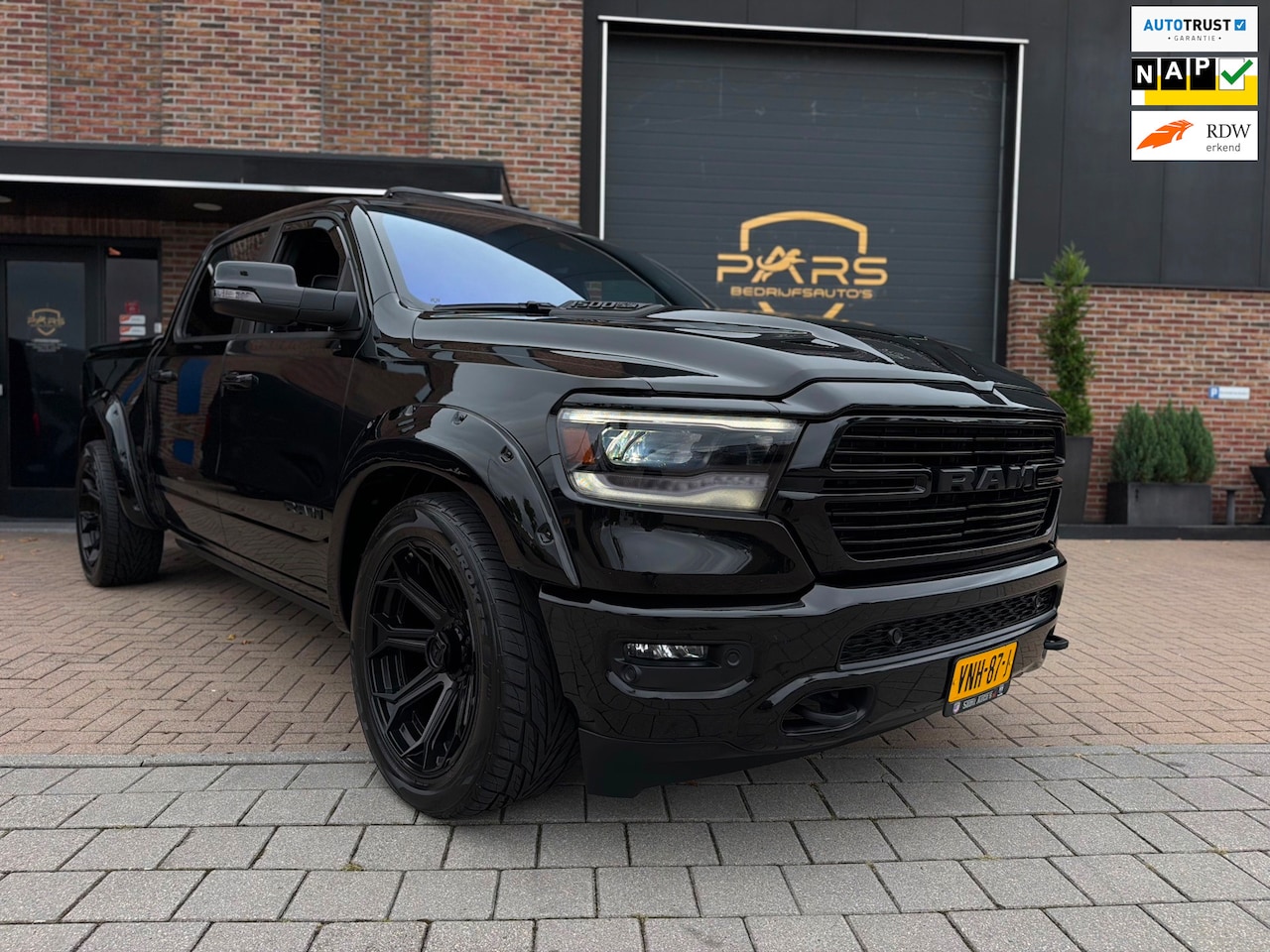 Dodge Ram 1500 - 5.7 V8 4x4 Crew Cab 401PK Laramie Bom volle opties Pano Groot Navi breed set velgen zeer n - AutoWereld.nl