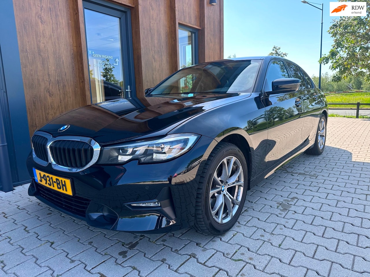BMW 3-serie - 320i Executive Edition l trekhaak l pdc l - AutoWereld.nl