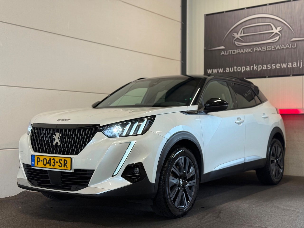 Peugeot 2008 - 1.2 PureTech GT-Line Pano, ACC, Apple Carplay, Focal Audio, Sfeerverlichting, Stoelverwarm - AutoWereld.nl