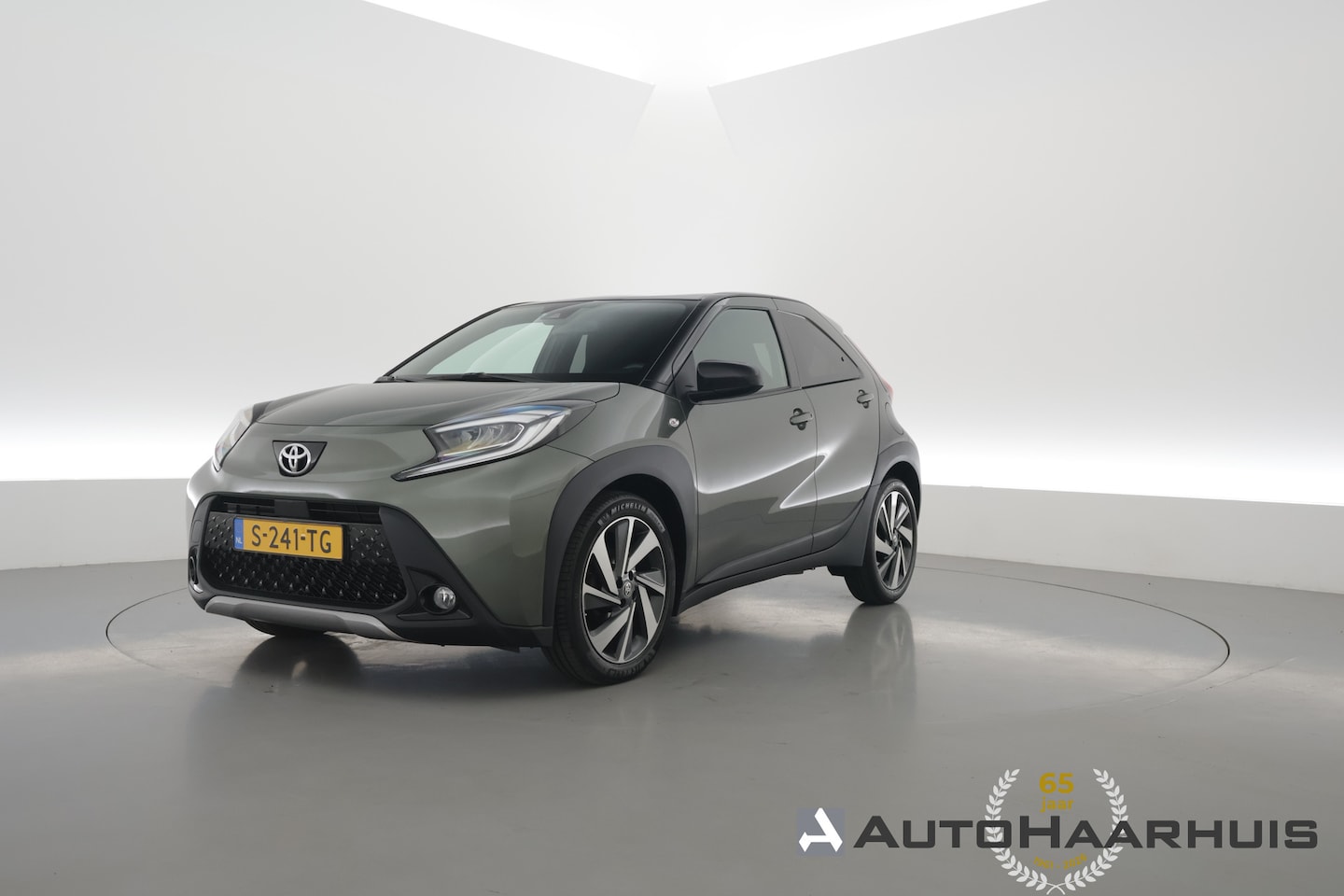 Toyota Aygo X - 1.0 VVT-i MT Envy Rijklaar | Bi-Tone | JBL | Camera | Apple CarPlay | Navi | 18'' | Clima - AutoWereld.nl