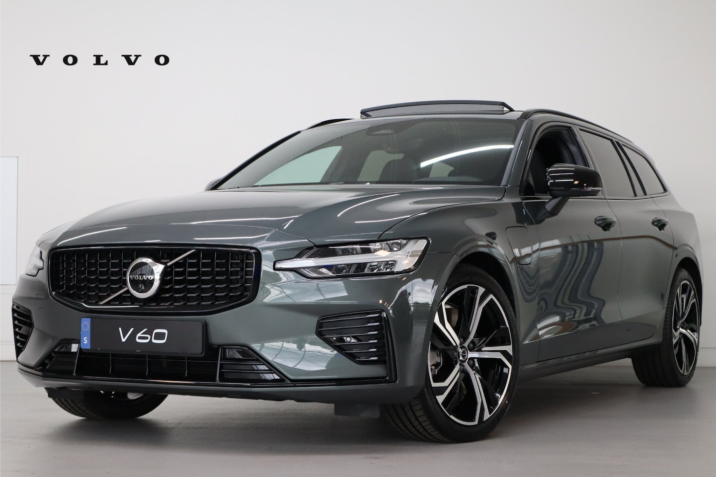 Volvo V60 - 2.0 T6 Plug-in hybrid AWD Plus Dark | Achterbank verwarmd | Apple Carplay/Android Auto|tel - AutoWereld.nl