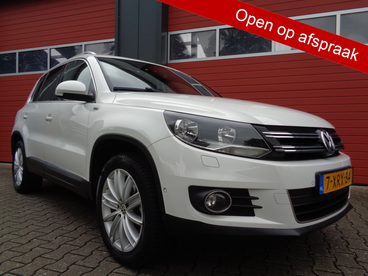 Volkswagen Tiguan - 1.4 TSI R-Line Edition 122PK Clima Pano-Dak Cruise Navi LMV Trekhaak 6-BAK - AutoWereld.nl