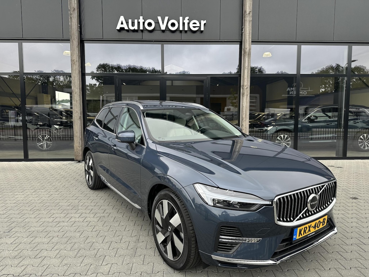 Volvo XC60 - 2.0 T6 Plug-in hybrid AWD Plus Bright Luchtvering|trekhaak|ACC - AutoWereld.nl