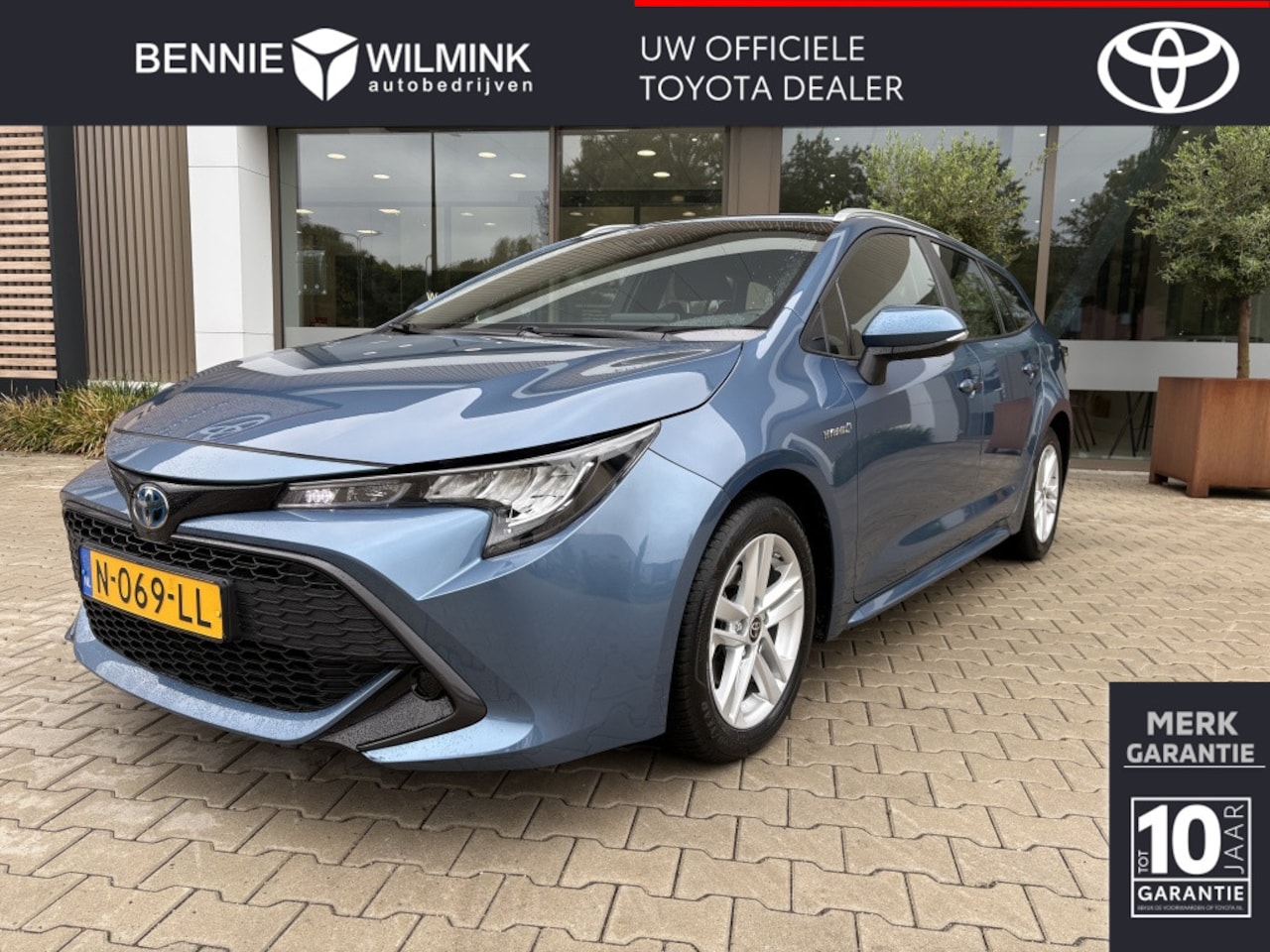 Toyota Corolla Touring Sports - 1.8 Hybrid Active | Navigatie | All Seasons - AutoWereld.nl