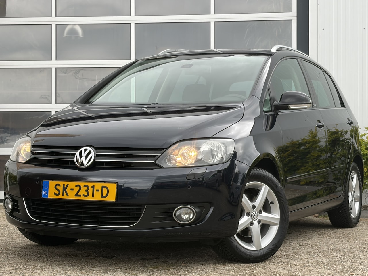 Volkswagen Golf Plus - 1.2 TSI Trendline 86pk | Airco automatisch | Cruise control | Isofix bevestiging voor kind - AutoWereld.nl