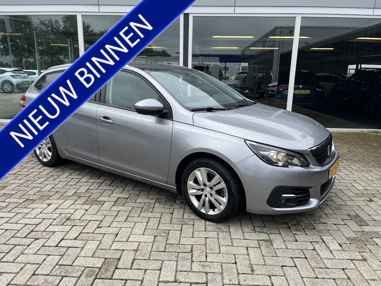Peugeot 308 SW - 1.2 PureTech Blue Lease Executive Leer / Led / Cruise / Pano / Stoelverwarming - AutoWereld.nl