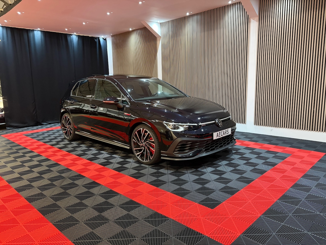 Volkswagen Golf - 2.0 TSI GTI Clubsport Pano Leder Camera Keyless ACC Head-Up H&K Black Style - AutoWereld.nl