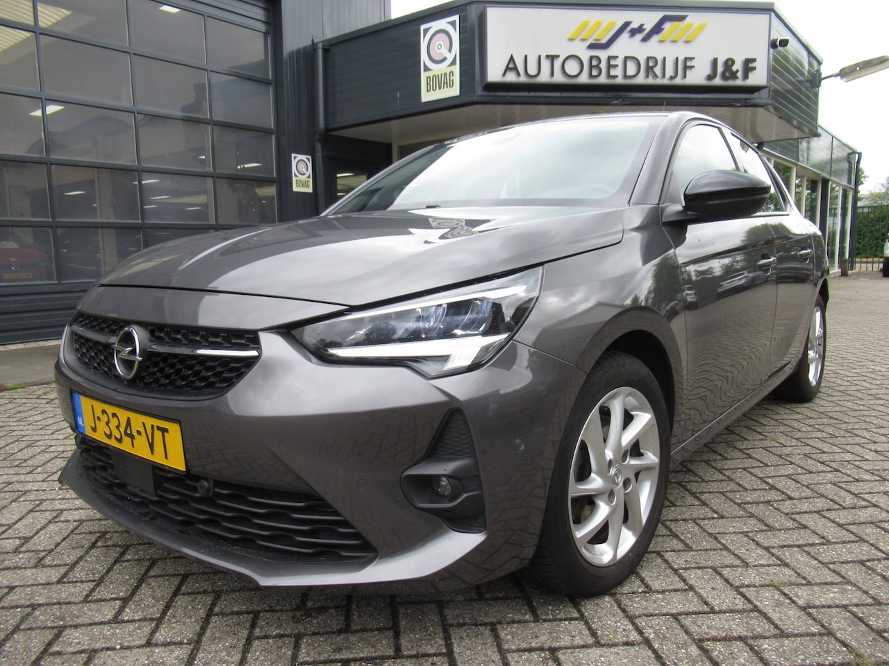 Opel Corsa - 1.2 GS Line / AUTOMAAT / NAV / Stoelverwarming / Camera - AutoWereld.nl