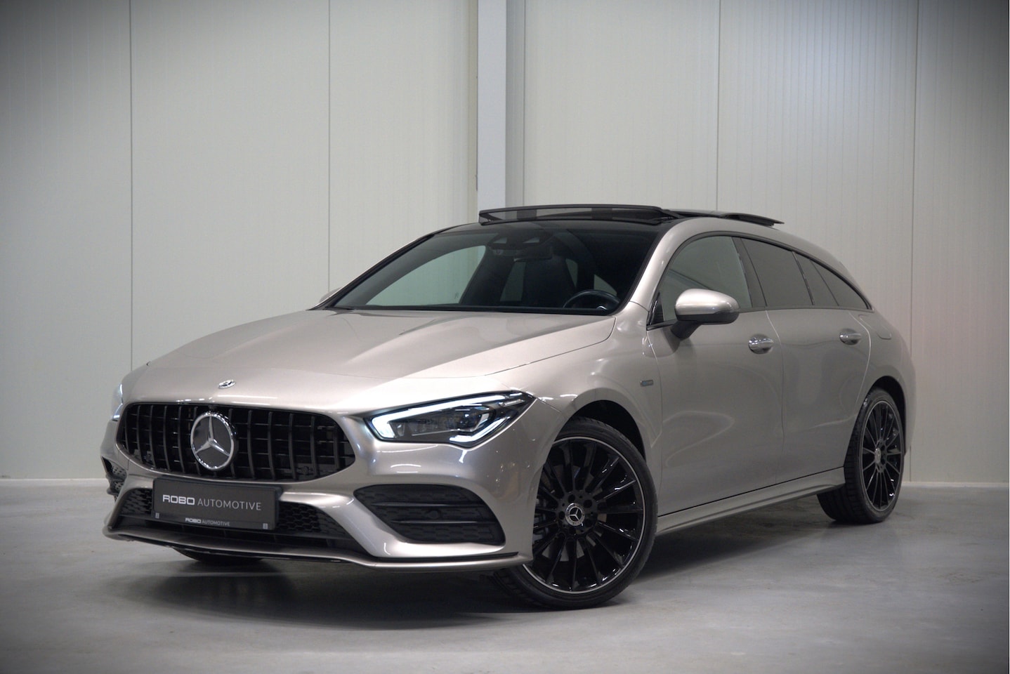 Mercedes-Benz CLA-klasse Shooting Brake - 250 e Premium | Panoramadak | Stoelverwarming | Multibeam LED | Keyless | Camera | Ambianc - AutoWereld.nl